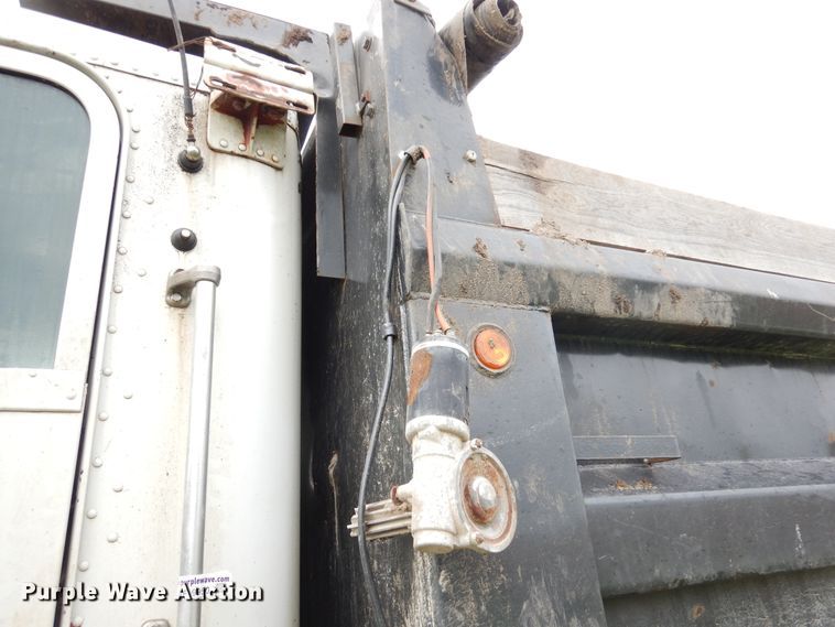 image for item AF9950 1993 Freightliner FLD  dump truck