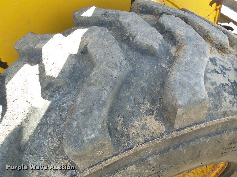 image for item DC2917 1999 John Deere 250  skid steer loader