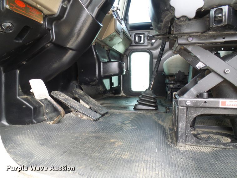 image for item DC2926 2006 Peterbilt 335  dump truck