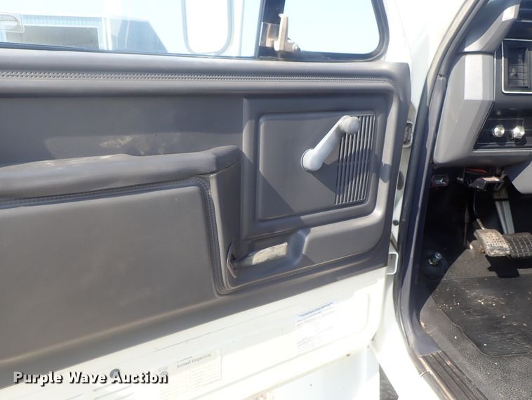 image for item DE0851 1992 Ford F800  crane truck