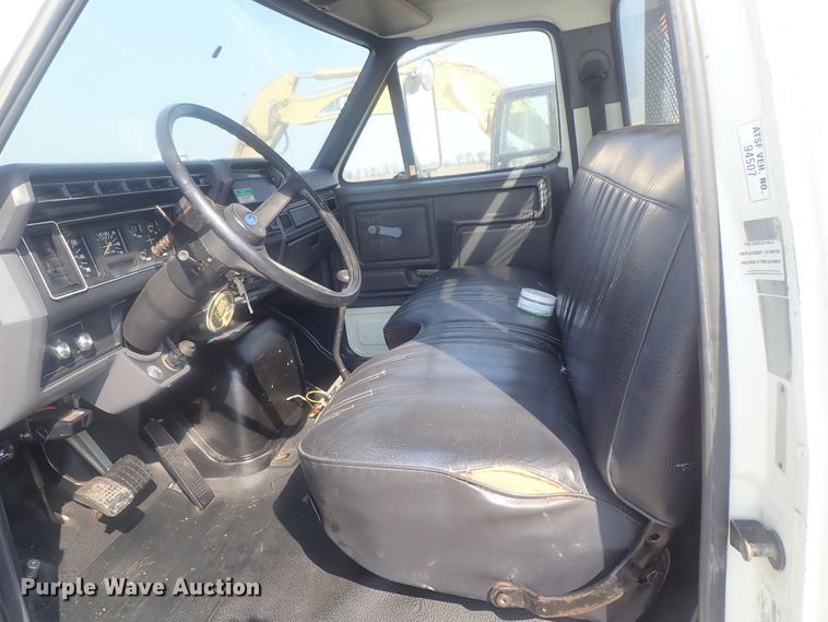 image for item DE0851 1992 Ford F800  crane truck