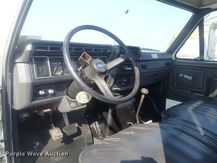 image for item DE0851 1992 Ford F800  crane truck