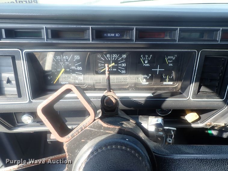 image for item DE0851 1992 Ford F800  crane truck