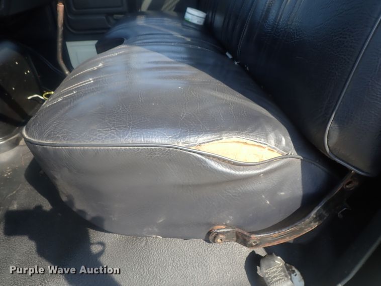 image for item DE0851 1992 Ford F800  crane truck