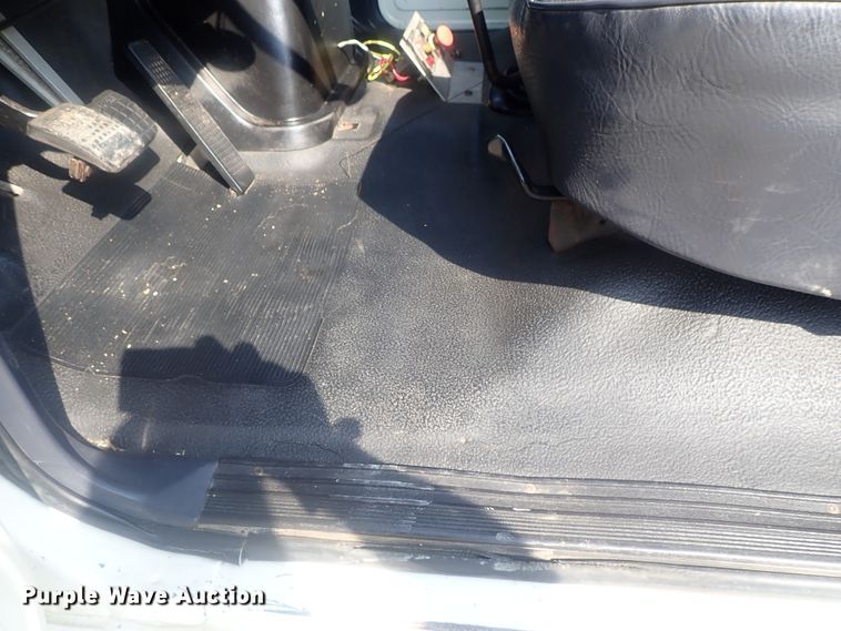 image for item DE0851 1992 Ford F800  crane truck