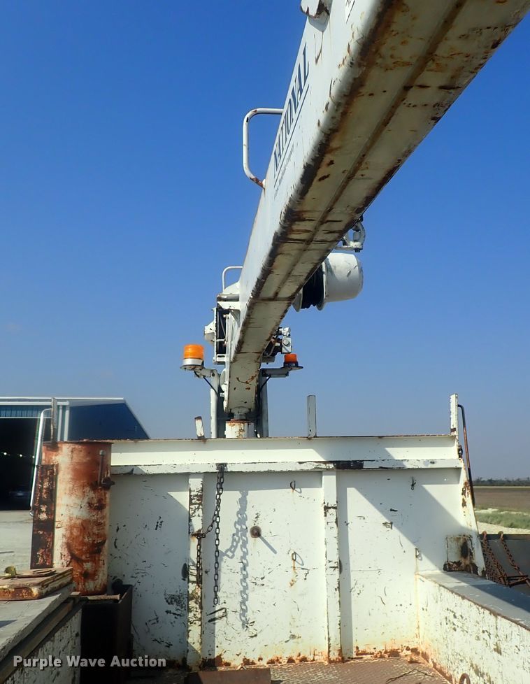 image for item DE0851 1992 Ford F800  crane truck