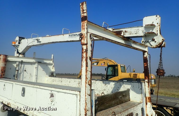 image for item DE0851 1992 Ford F800  crane truck