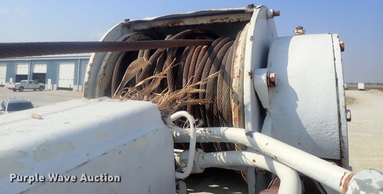 image for item DE0851 1992 Ford F800  crane truck