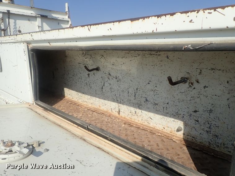 image for item DE0851 1992 Ford F800  crane truck