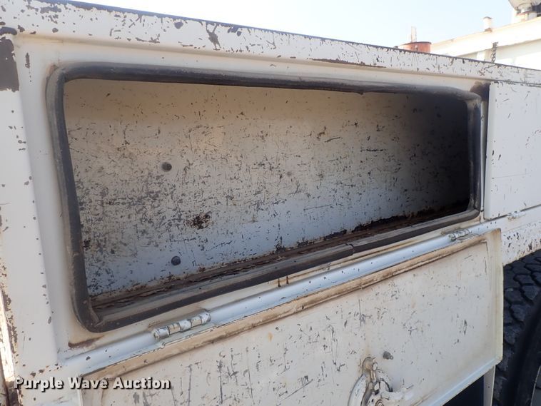 image for item DE0851 1992 Ford F800  crane truck