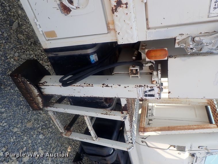 image for item DE0851 1992 Ford F800  crane truck