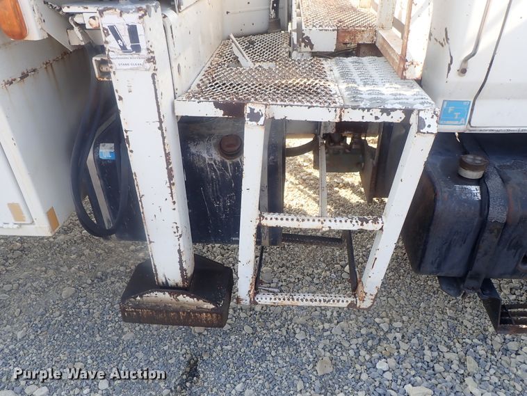 image for item DE0851 1992 Ford F800  crane truck