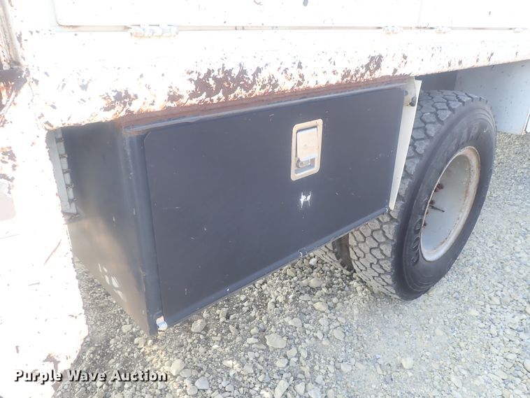 image for item DE0851 1992 Ford F800  crane truck