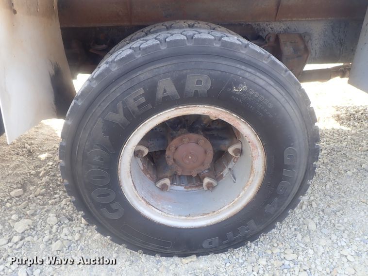 image for item DE0851 1992 Ford F800  crane truck