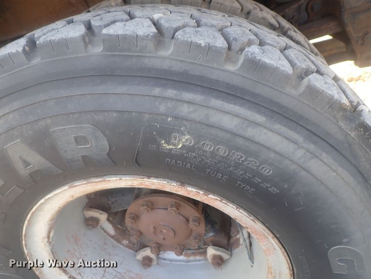 image for item DE0851 1992 Ford F800  crane truck