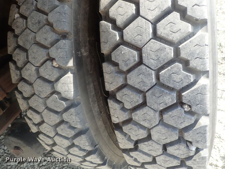 image for item DE0851 1992 Ford F800  crane truck