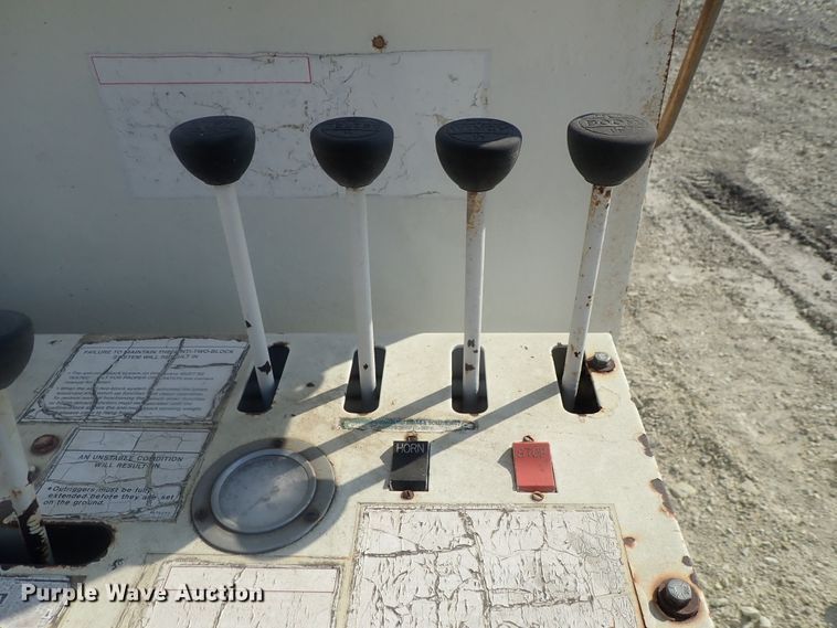 image for item DE0851 1992 Ford F800  crane truck