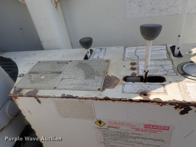 image for item DE0851 1992 Ford F800  crane truck