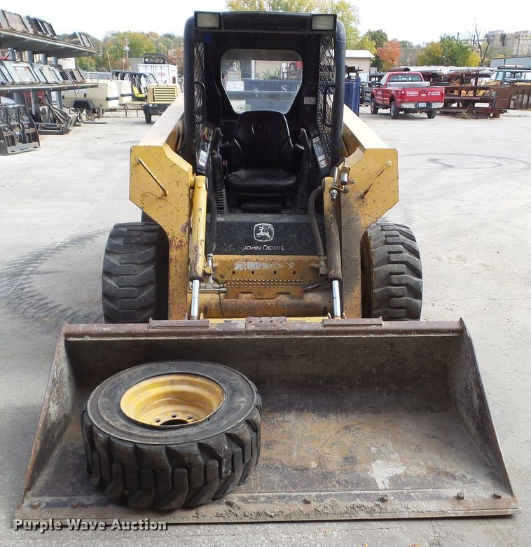 image for item DF0904 2005 John Deere 325  skid steer loader