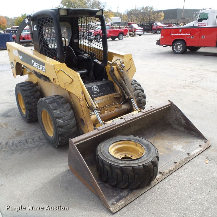image for item DF0904 2005 John Deere 325  skid steer loader