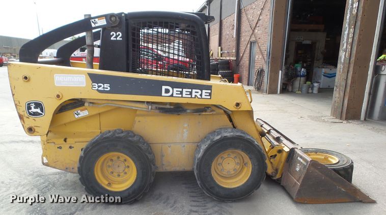 image for item DF0904 2005 John Deere 325  skid steer loader