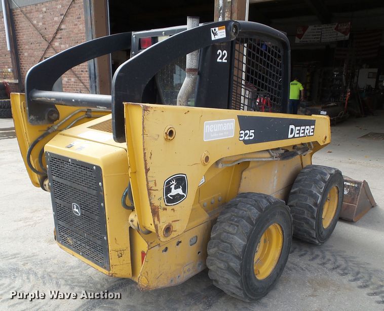 image for item DF0904 2005 John Deere 325  skid steer loader