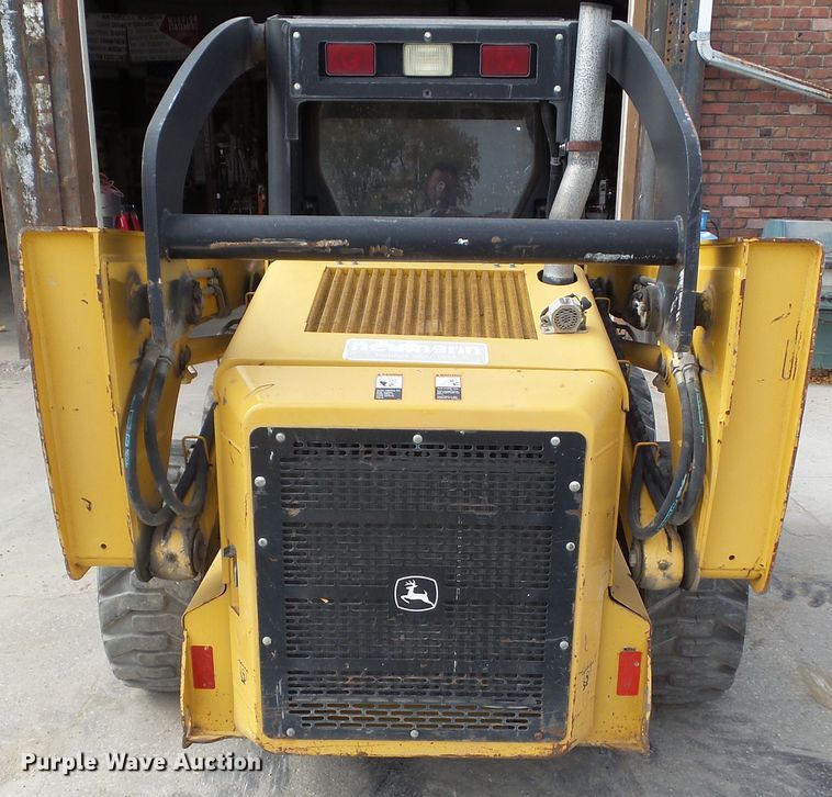 image for item DF0904 2005 John Deere 325  skid steer loader