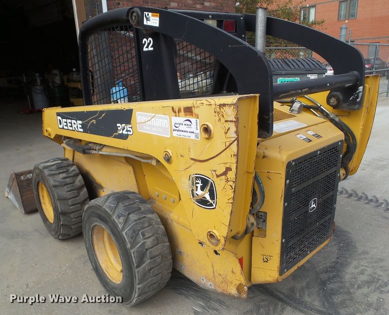 image for item DF0904 2005 John Deere 325  skid steer loader