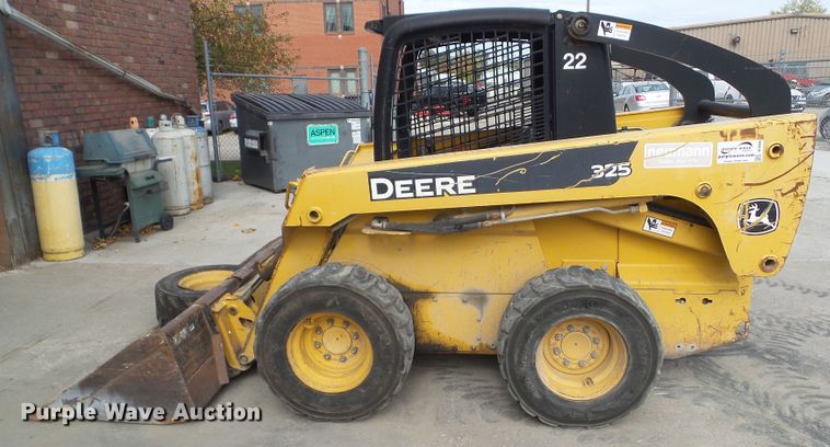 image for item DF0904 2005 John Deere 325  skid steer loader