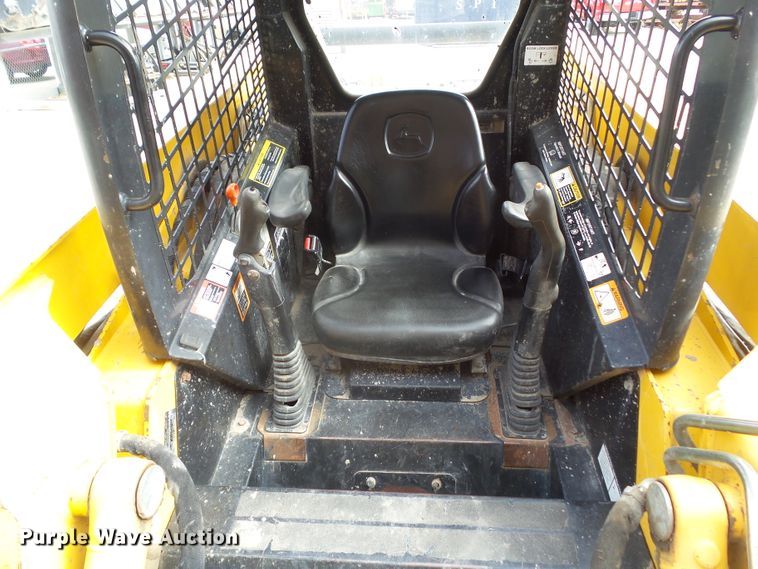 image for item DF0904 2005 John Deere 325  skid steer loader