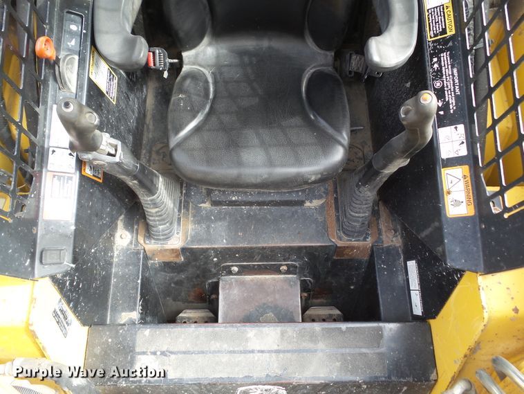 image for item DF0904 2005 John Deere 325  skid steer loader