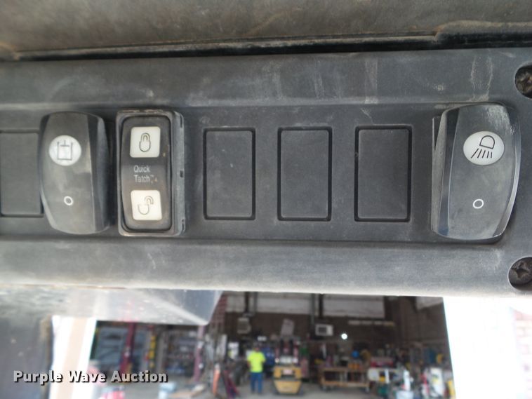 image for item DF0904 2005 John Deere 325  skid steer loader