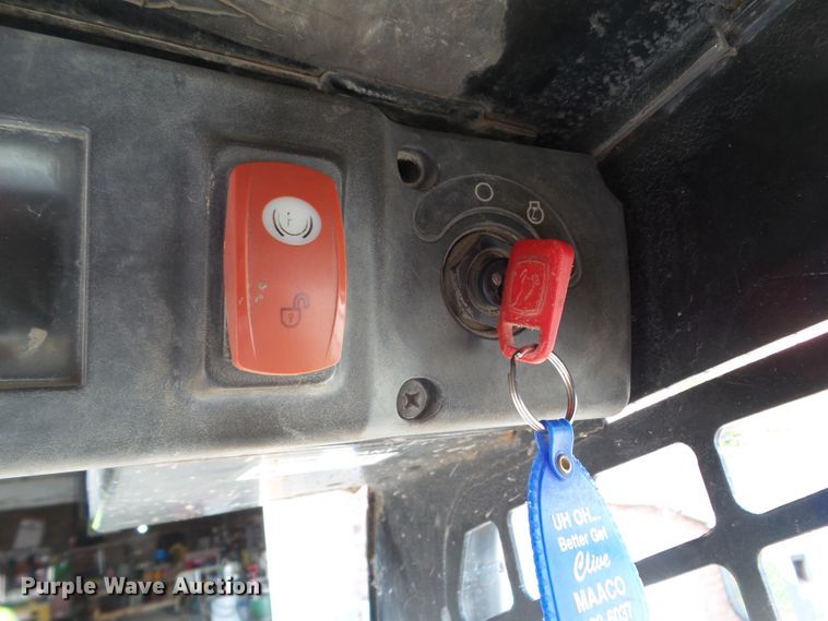 image for item DF0904 2005 John Deere 325  skid steer loader