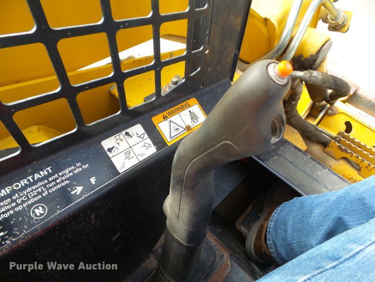 image for item DF0904 2005 John Deere 325  skid steer loader