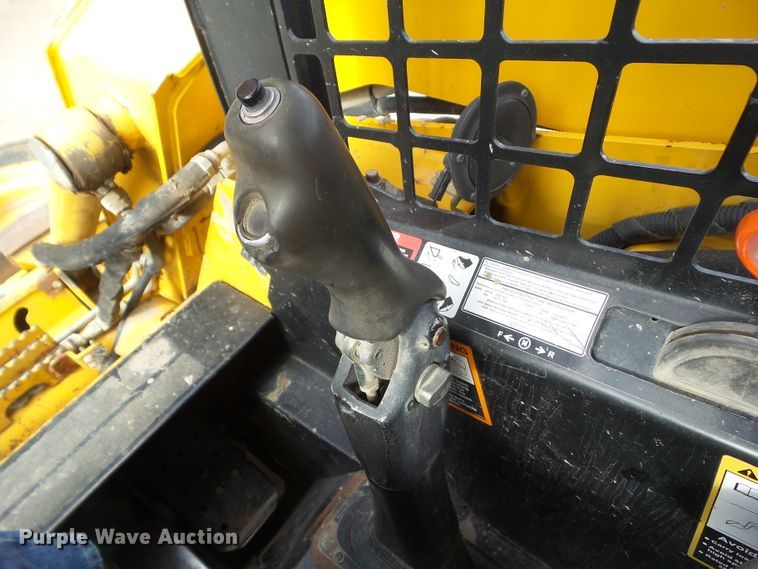 image for item DF0904 2005 John Deere 325  skid steer loader