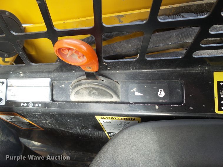 image for item DF0904 2005 John Deere 325  skid steer loader