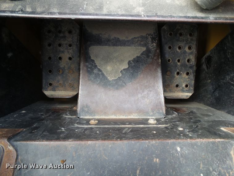 image for item DF0904 2005 John Deere 325  skid steer loader