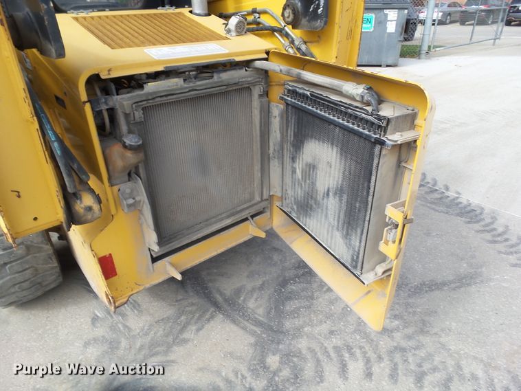 image for item DF0904 2005 John Deere 325  skid steer loader