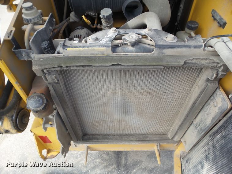 image for item DF0904 2005 John Deere 325  skid steer loader