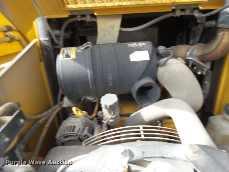 image for item DF0904 2005 John Deere 325  skid steer loader