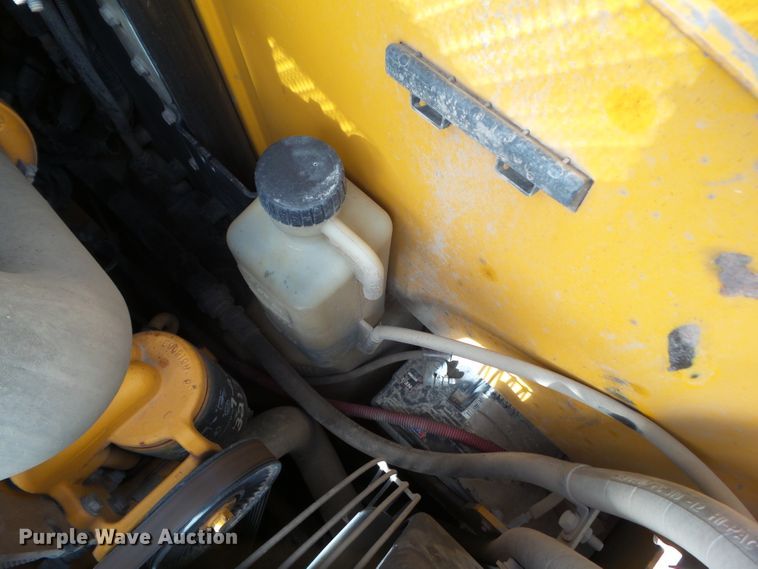 image for item DF0904 2005 John Deere 325  skid steer loader