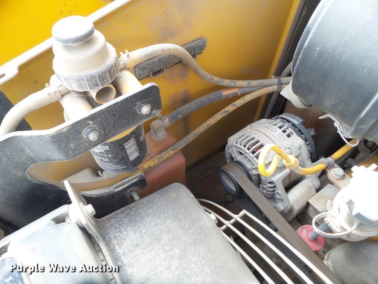 image for item DF0904 2005 John Deere 325  skid steer loader