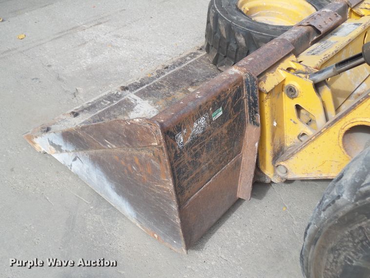 image for item DF0904 2005 John Deere 325  skid steer loader