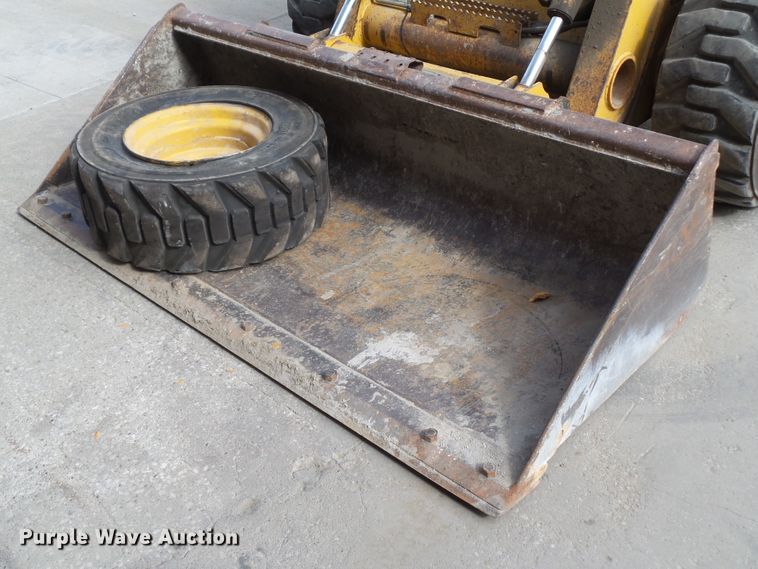 image for item DF0904 2005 John Deere 325  skid steer loader