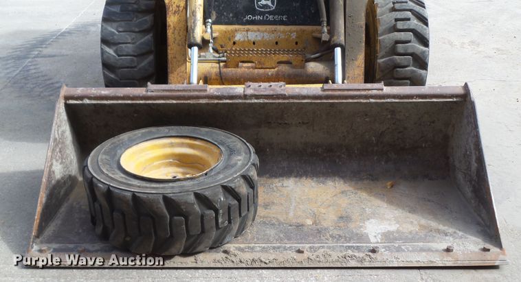 image for item DF0904 2005 John Deere 325  skid steer loader