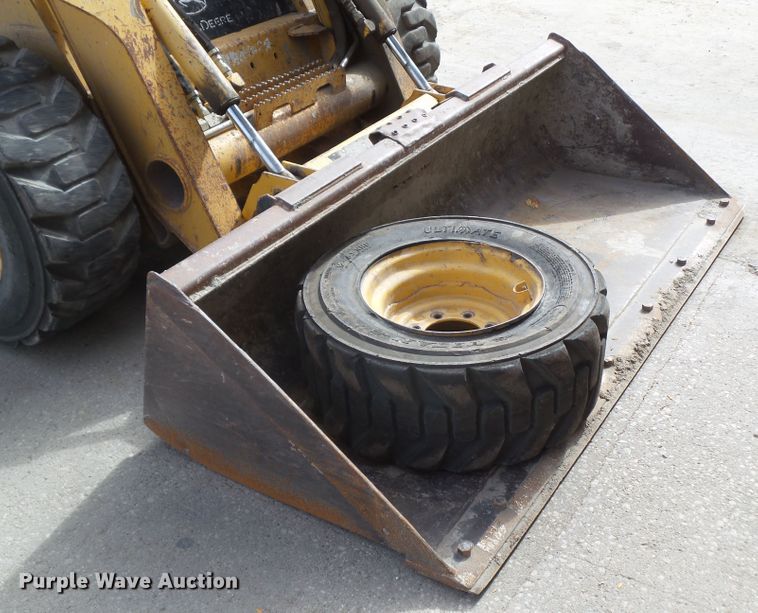 image for item DF0904 2005 John Deere 325  skid steer loader