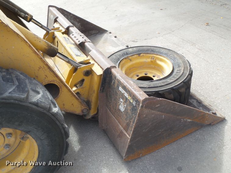 image for item DF0904 2005 John Deere 325  skid steer loader