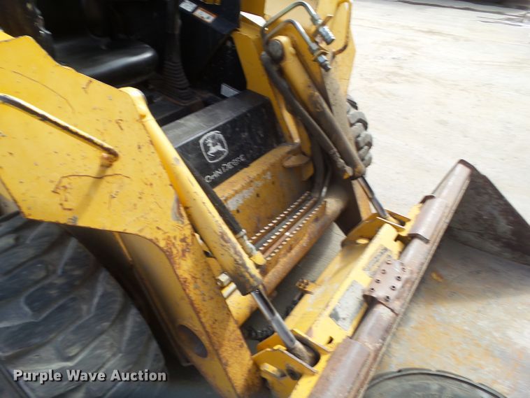 image for item DF0904 2005 John Deere 325  skid steer loader