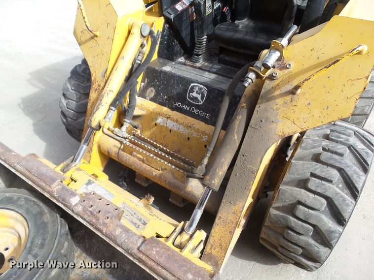 image for item DF0904 2005 John Deere 325  skid steer loader