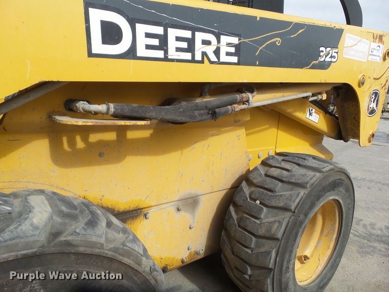 image for item DF0904 2005 John Deere 325  skid steer loader